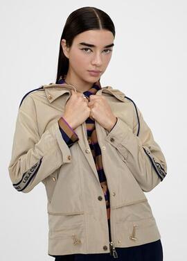 CHAQUETA DEPORTIVA BEIGE CON CAPUCHA Y CINTA CON LOGO DORSAL