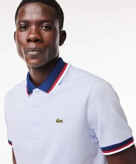 POLO LACOSTE REGULAR FIT CELESTE CON CUELLO A CONTRASTE