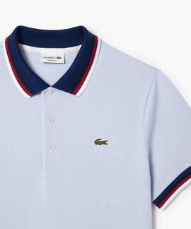 POLO LACOSTE REGULAR FIT CELESTE CON CUELLO A CONTRASTE