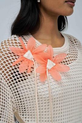 JERSEY TÚNICA PUNTO DE GANCHILLO COLOR CRUDO CON ADORNO FLOR