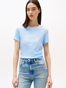 CAMISETA SLIM FIT PUNTO GOFRADO CELESTE CON BORDADO FRONTAL