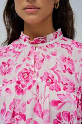 BLUSA ESTAMPADA CON VOLANTE EN LAS MANGAS