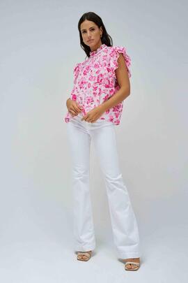 BLUSA ESTAMPADA CON VOLANTE EN LAS MANGAS