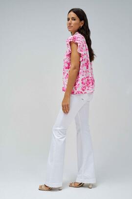 BLUSA ESTAMPADA CON VOLANTE EN LAS MANGAS
