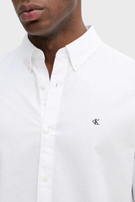 CAMISA CLÁSICA LISA DE OXFORD CON BOTONES BLANCA