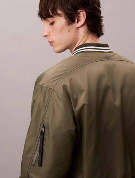 CAZADORA BOMBER DE NAILON VERDE CAQUI IMPERMEABLE