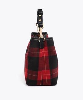 BOLSO TEJIDO TARTÁN ROJO Y NEGRO CON PARCHE ESCUDO
