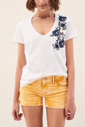 CAMISETA CON BORDADO FLORAL REGULAR FIT BLANCA