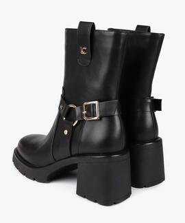 BOTA DE TACÓN ESTILO MOTERO NEGRA CON DETALLES DORADOS