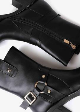 BOTA DE TACÓN ESTILO MOTERO NEGRA CON DETALLES DORADOS