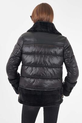 CHAQUETA ACOLCHADA DE MUJER NEGRA CON APLIQUES DE PELO SINTÉ