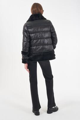 CHAQUETA ACOLCHADA DE MUJER NEGRA CON APLIQUES DE PELO SINTÉ