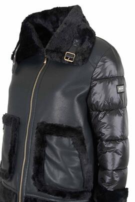 CHAQUETA ACOLCHADA DE MUJER NEGRA CON APLIQUES DE PELO SINTÉ