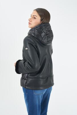 CHAQUETA DE MUJER ECOPIEL NEGRA CON INSERCIONES ACOLHADAS