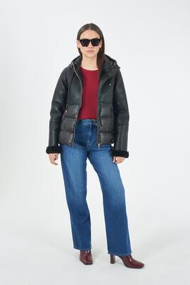 CHAQUETA DE MUJER ECOPIEL NEGRA CON INSERCIONES ACOLHADAS