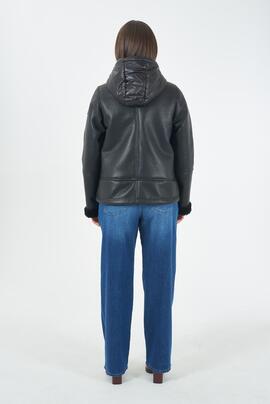 CHAQUETA DE MUJER ECOPIEL NEGRA CON INSERCIONES ACOLHADAS