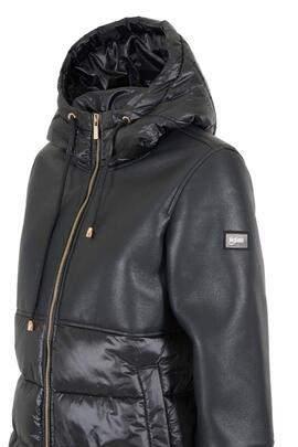 CHAQUETA DE MUJER ECOPIEL NEGRA CON INSERCIONES ACOLHADAS