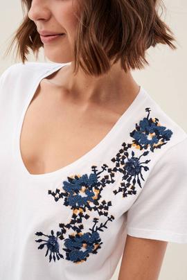 CAMISETA CON BORDADO FLORAL REGULAR FIT BLANCA