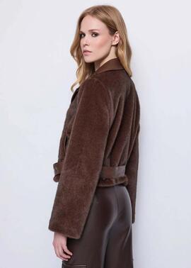 CHAQUETA BIKER DE ECOPIEL MARRÓN CON CINTURÓN
