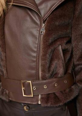 CHAQUETA BIKER DE ECOPIEL MARRÓN CON CINTURÓN