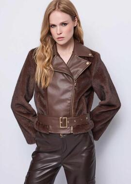 CHAQUETA BIKER DE ECOPIEL MARRÓN CON CINTURÓN