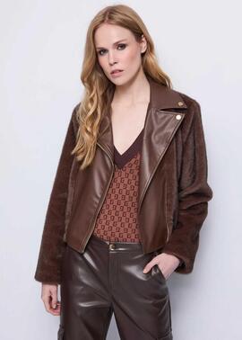 CHAQUETA BIKER DE ECOPIEL MARRÓN CON CINTURÓN