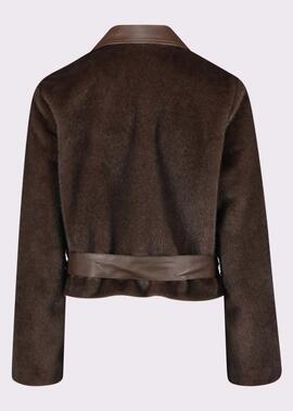 CHAQUETA BIKER DE ECOPIEL MARRÓN CON CINTURÓN