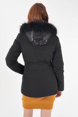 CHAQUETA ACOLCHADA NEGRA CON CAPUCHA