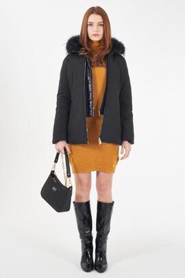 CHAQUETA ACOLCHADA NEGRA CON CAPUCHA