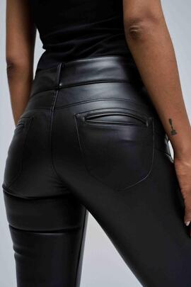 PANTALÓN SECRET CHINO FLARE ECOPIEL NEGRA