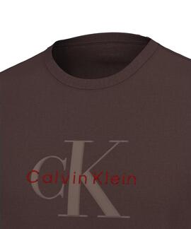 CAMISETA CK HERO REGULAR FIT CON MONOGRAMA RICH BROWN MARRÓN