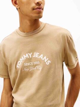 CAMISETA REGULAR FIT CON LOGO BORDADO DARK DUNE CAMEL