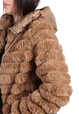 CHAQUETA CON CAPUCHA PIEL SINTÉTICA CAMEL