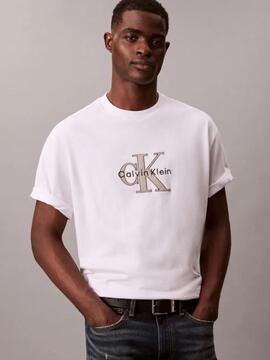 CAMISETA CK MONOLOGO TRICOLOR RELAXED FIT BRIGHT WHITE CRUDO