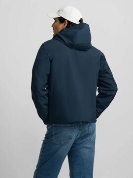 CORTAVIENTOS TÉCNICO CON CAPUCHA AZUL MARINO
