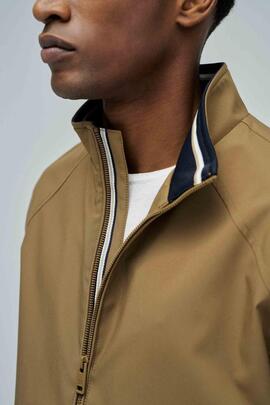 CHAQUETA BOMBER LIGERA COLOR CAMEL CON DETALLE EN CUELLO