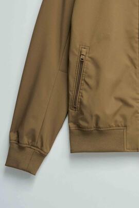 CHAQUETA BOMBER LIGERA COLOR CAMEL CON DETALLE EN CUELLO