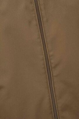 CHAQUETA BOMBER LIGERA COLOR CAMEL CON DETALLE EN CUELLO