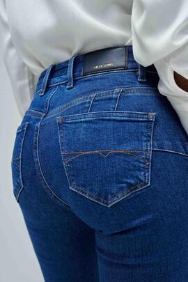 PANTALÓN VAQUERO DESTINY FLARE PUSH UP CON DETALLE DE CADENA