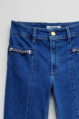 PANTALÓN VAQUERO DESTINY FLARE PUSH UP CON DETALLE DE CADENA