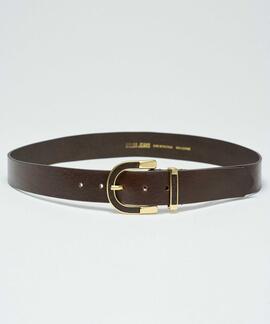 CINTURÓN DE CUERO MARRÓN CON HEBILLA DORADA