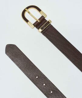 CINTURÓN DE CUERO MARRÓN CON HEBILLA DORADA