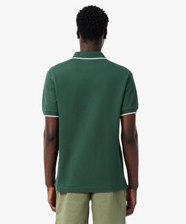 POLO CORTE CLÁSICO CON DETALLE EN EL BOLSILLO VERDE