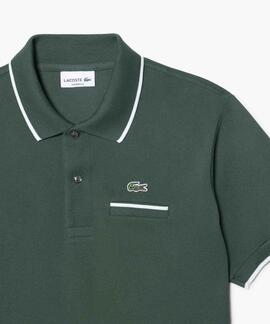 POLO CORTE CLÁSICO CON DETALLE EN EL BOLSILLO VERDE