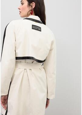 TRENCH COLOR CRUDO CON CONTRASTE EN EFECTO PIEL NEGRO