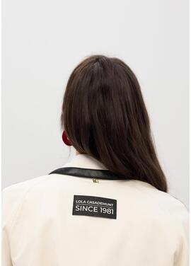 TRENCH COLOR CRUDO CON CONTRASTE EN EFECTO PIEL NEGRO