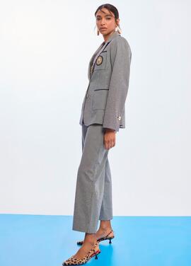 AMERICANA ENTALLADA DE RAYAS CON ESCUDO EN EL BOLSILLO