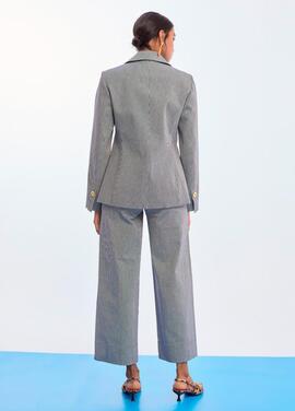 AMERICANA ENTALLADA DE RAYAS CON ESCUDO EN EL BOLSILLO