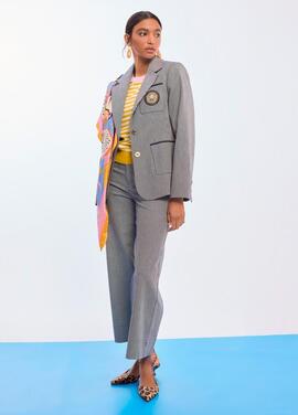 AMERICANA ENTALLADA DE RAYAS CON ESCUDO EN EL BOLSILLO