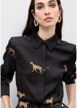 CAMISA SATINADA NEGRA CON ESTAMPDADO DE LEOPARDO